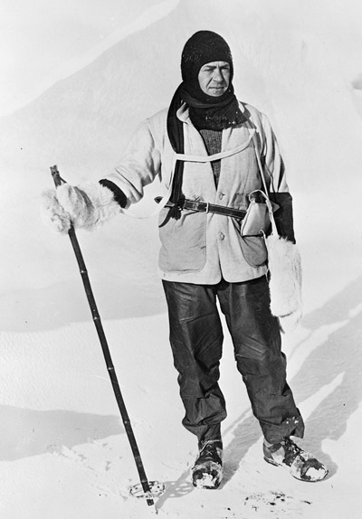 Crew of the Fram 1912, Amundsen centre with bowler hat